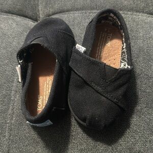 Size T4 black Tom’s